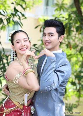 泰娱(泰娱跨台情侣加一Pon参加女友Cookie毕业典礼，两人当众秀恩爱)