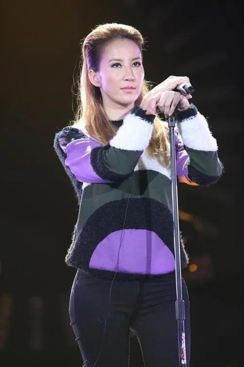 “电臀天后”李玟：凭屁股出名,嫁洋老公9次试管却总是怀不上孩子