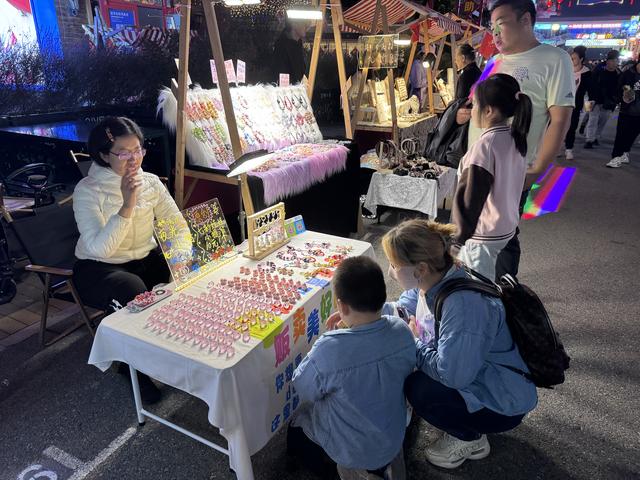 品美食、看表演、做手工……通州月亮河艺术小镇国庆夜市火热