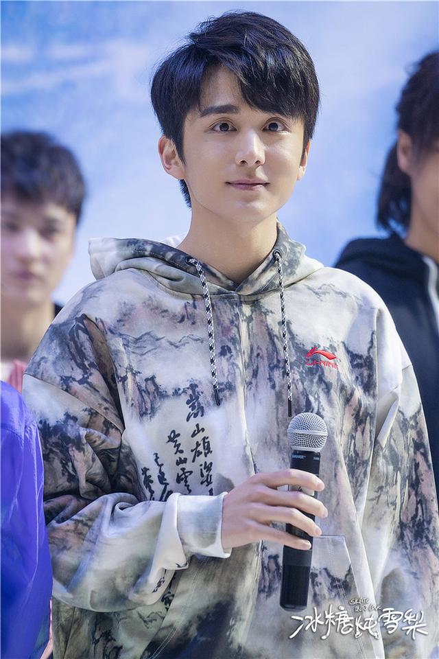 电视剧《冰糖炖雪梨》开机 吴倩张新成演绎冰上人生