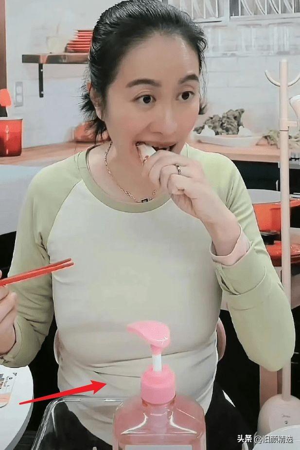 43岁叶璇官宣结婚，手戴超小钻戒与老公手牵手，小腹微凸被疑怀孕