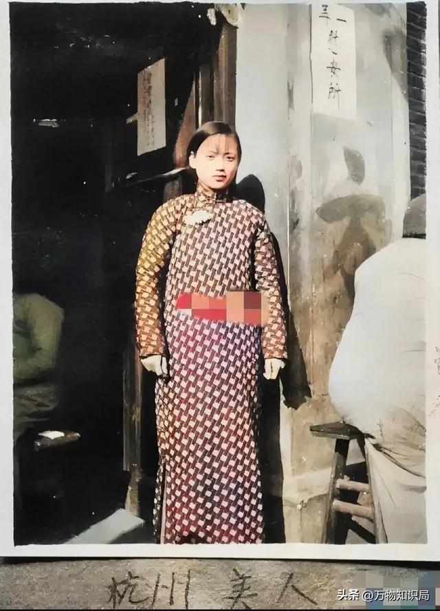 1940年,日军禁止公开的照片,一名慰安妇女孩表情呆滞,命运难测