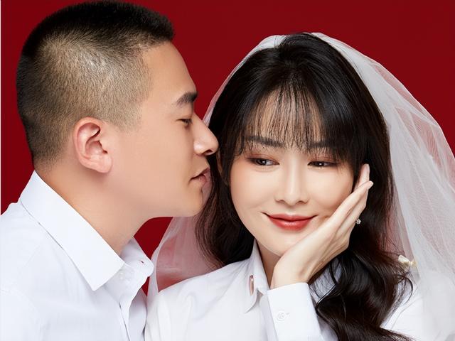 “黑魔仙”小月六一官宣,相差十岁姐弟恋,旁若无人当众接吻