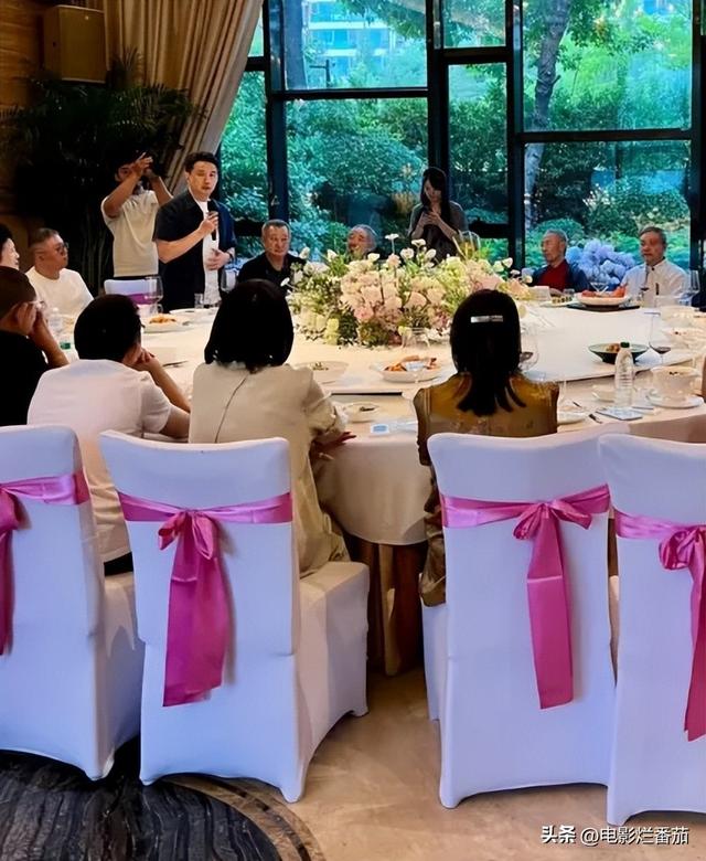 黄海波高调庆锡婚，祝酒扬眉吐气，娇妻眼神拉丝，爱意藏不住了