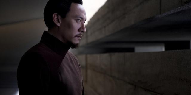 44岁张震穿黑西装走红毯，大长腿还有胸肌，卡地亚腕表太抢镜