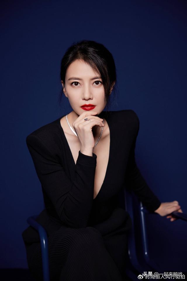 高圆圆眼波流转，顾盼生辉，一代佳人