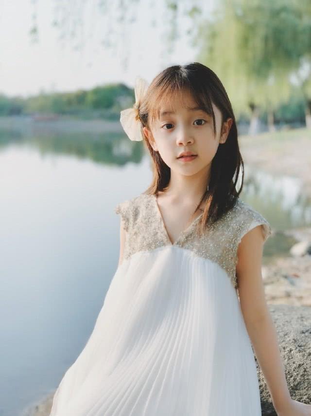 冯雪雅晒近照美得像个小天使，小姜生长大了美少女感十足