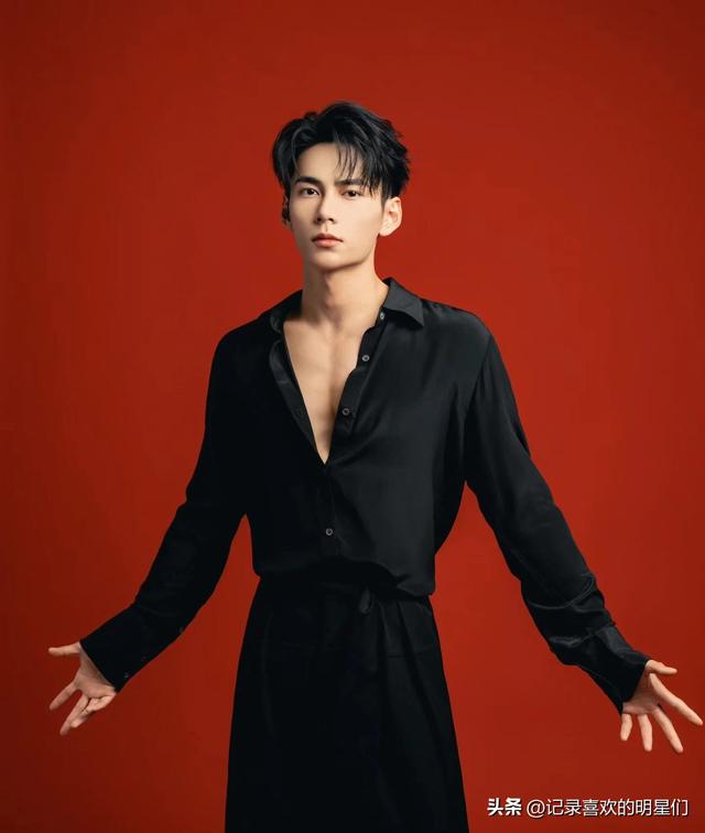 来看看阳光帅气迷人十足的舞蹈演员：秦天的精彩瞬间！