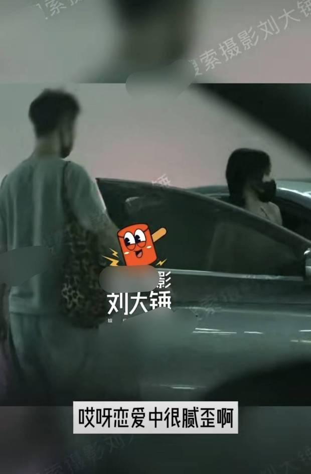 黄龄和男友手牵手逛街 感情甜蜜身高差很萌