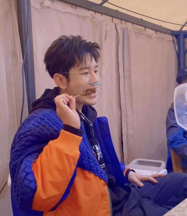 43岁黄晓明近况曝光，带着呼吸机吃烤串，网友留言很忧心