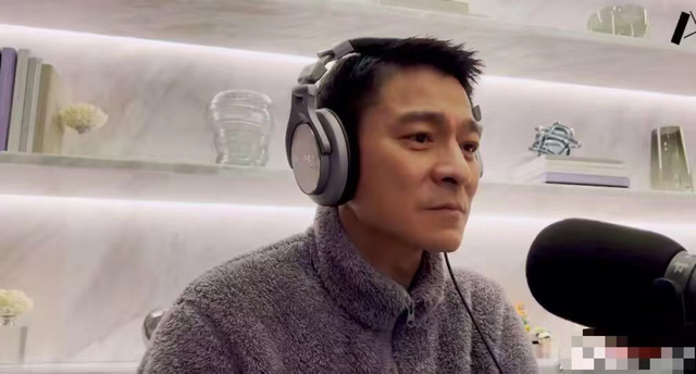 67岁成龙现身厦门搬运口罩!身材健壮精神好,撸起袖子干活显轻松