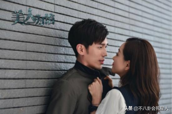 怪不得电视剧只拍上半身！踩“高跷”、垫箱子，看了花絮太尴尬