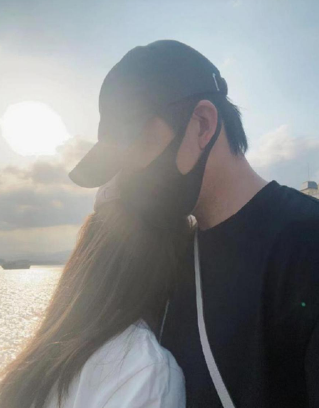 俞灏明与女友韩国甜蜜约会，王晓晨大方晒照，在一起一年超稳定