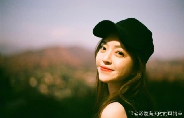 王晓蓉晒一家四口庆与王中磊银婚，从身后紧搂老公甜蜜满分