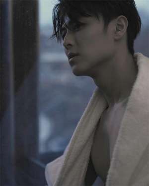 男人写真(王子邱胜翊公开浴袍写真 浑身散发着荷尔蒙气息)