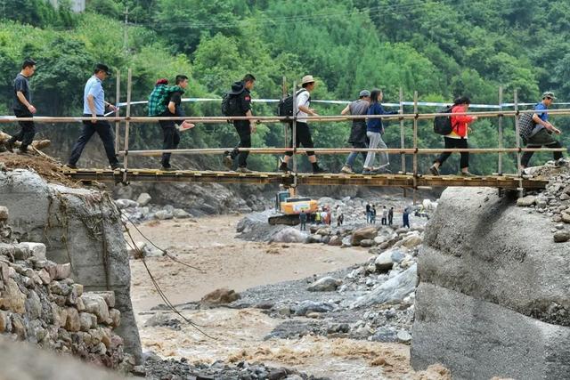 雅安汉源新华村大转移，救援人员在烂泥坡上搭起“人形阶梯”，现场直击