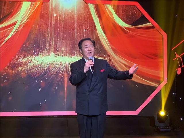 他是著名歌唱家,13次上春晚,曾梦想当体育明星