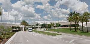 空姐被插(“你太胖了干不了这个” 美82岁男子侮辱空姐佛州机场被捕)