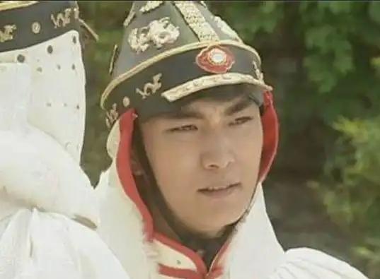 明明是同母三兄弟，多尔衮为何要亲近弟弟多铎，打压哥哥阿济格？