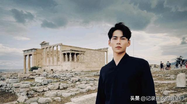 来看看阳光帅气迷人十足的舞蹈演员：秦天的精彩瞬间！