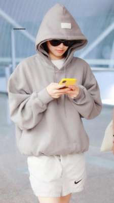 宋茜男朋友是谁(宋茜这次真的要走“男友”路线了短裤运动鞋穿起，像个帅小伙)