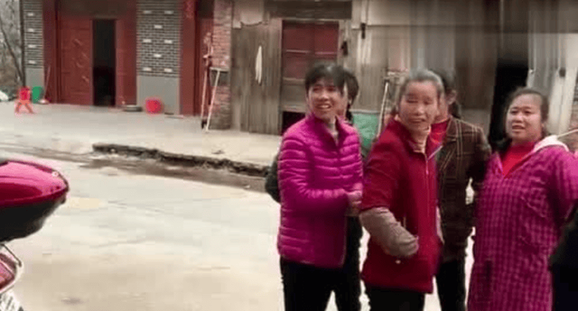 老婆出差去外地，我与岳母同住，却意外发现其不为人知的“秘密”