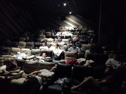 暴雨中，一家影院收留近千名被困市民