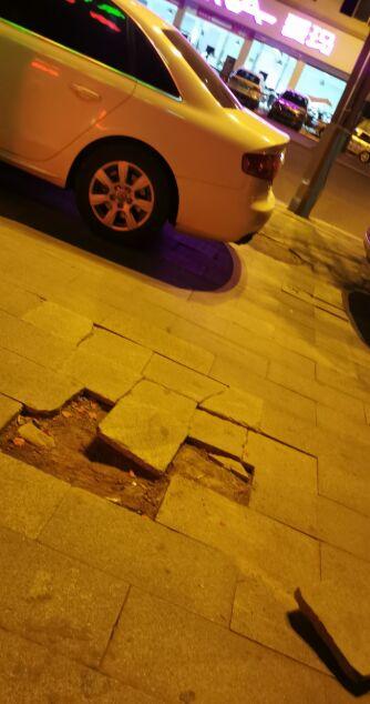 四川蓬安市民反映广场乱停车“地面到处压得稀烂”，当地回应已启动修复