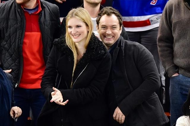 裘德洛:曾帅到掉渣,如今52岁油到不能看,6个孩子只有女儿像他