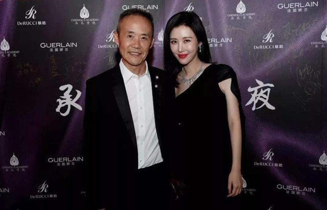 万科王石69岁再得幼女，每月退休金可领100万，妻子比他小30岁