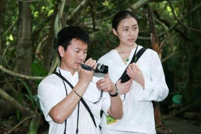 著名演员吴若甫：当红时被绑架，44岁娶22岁妻子，如今怎么样了？