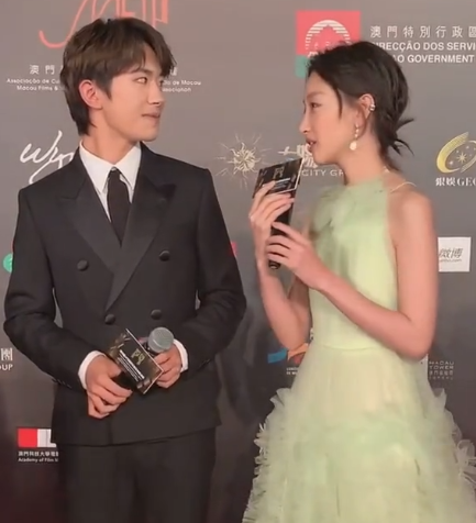 易烊千玺的身高究竟是多少?站162cm周冬雨身边,真相了