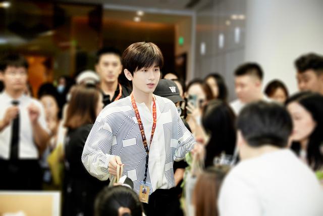 成毅综艺效果有多强？一句话瞬间笑翻全场，难怪连杨迪都甘拜下风