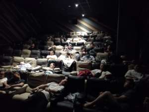 大湿影院(暴雨中，一家影院收留近千名被困市民)