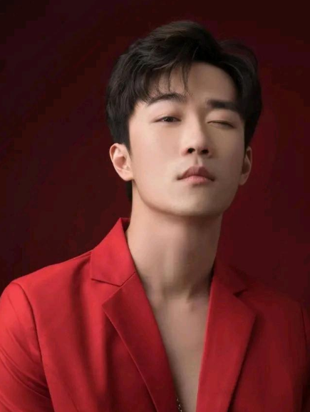 不求人张大仙罕见同台，跨界成为赛事主持人！不求人能否不落下风