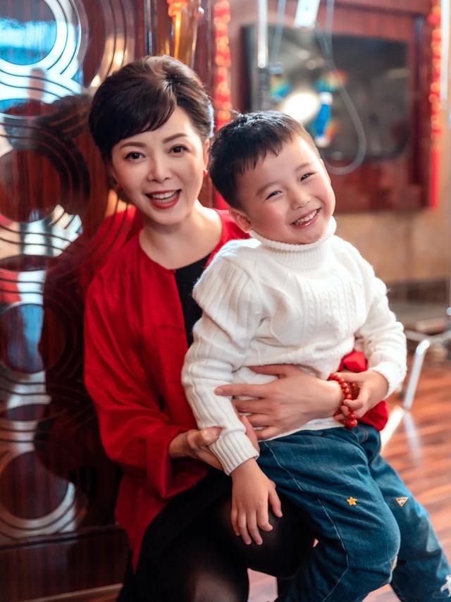 汪涵和仇晓坐一起不敢对视，马可看yoyo眼神拉丝，肢体细节不骗人