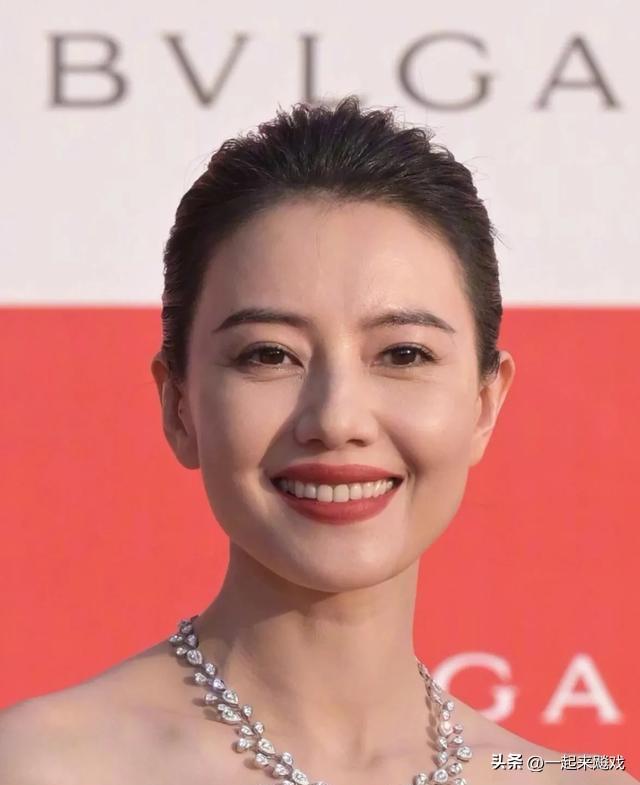 高圆圆眼波流转，顾盼生辉，一代佳人