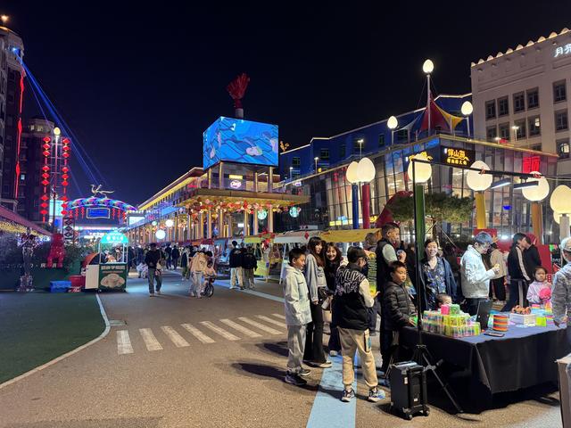 品美食、看表演、做手工……通州月亮河艺术小镇国庆夜市火热