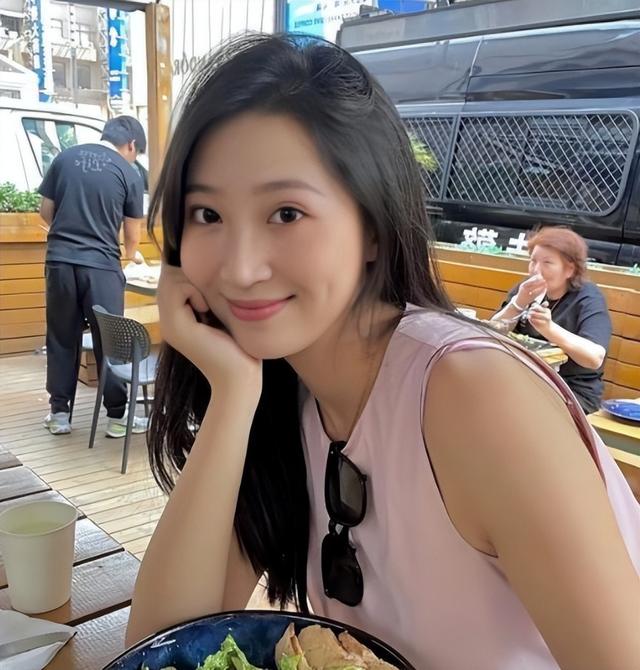 湖北90后空姐爱上大7岁英国大高个，未婚先孕，父母反对也要嫁！