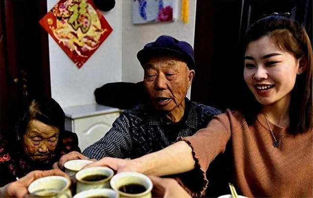 留守妇女与未婚男邻居的秘密情事：白天邻居，夜晚夫妻