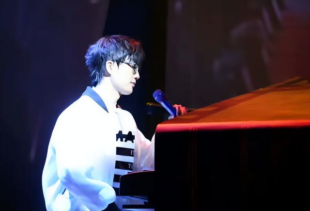 36岁的许嵩“铁树开花”，老粉纷纷送祝福，女友竟比他小14岁