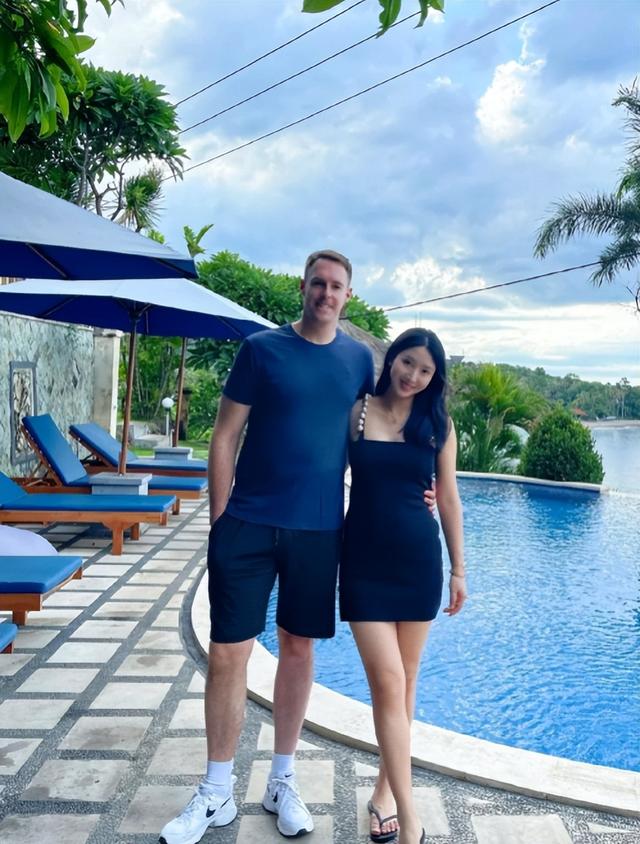 湖北90后空姐爱上大7岁英国大高个，未婚先孕，父母反对也要嫁！