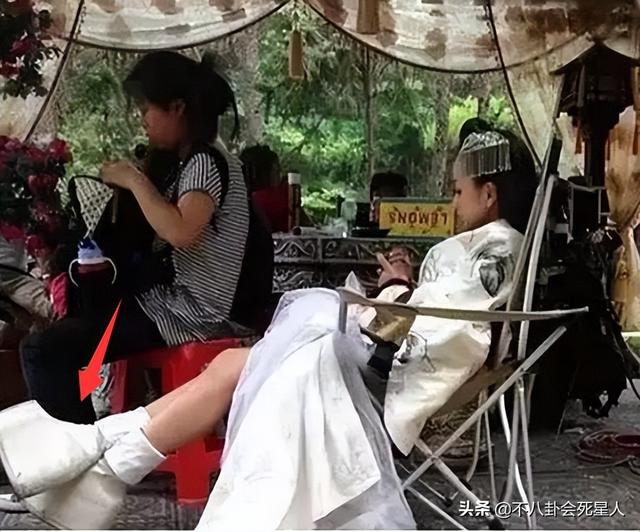 怪不得电视剧只拍上半身！踩“高跷”、垫箱子，看了花絮太尴尬