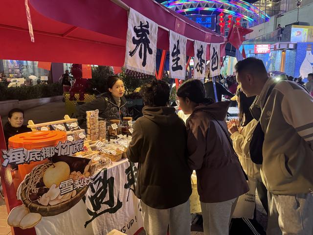 品美食、看表演、做手工……通州月亮河艺术小镇国庆夜市火热