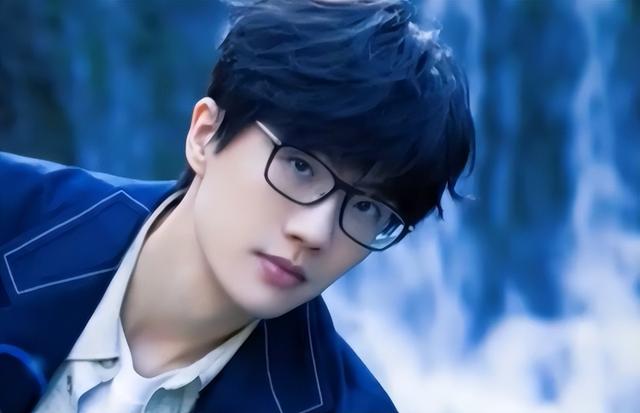 36岁的许嵩“铁树开花”，老粉纷纷送祝福，女友竟比他小14岁