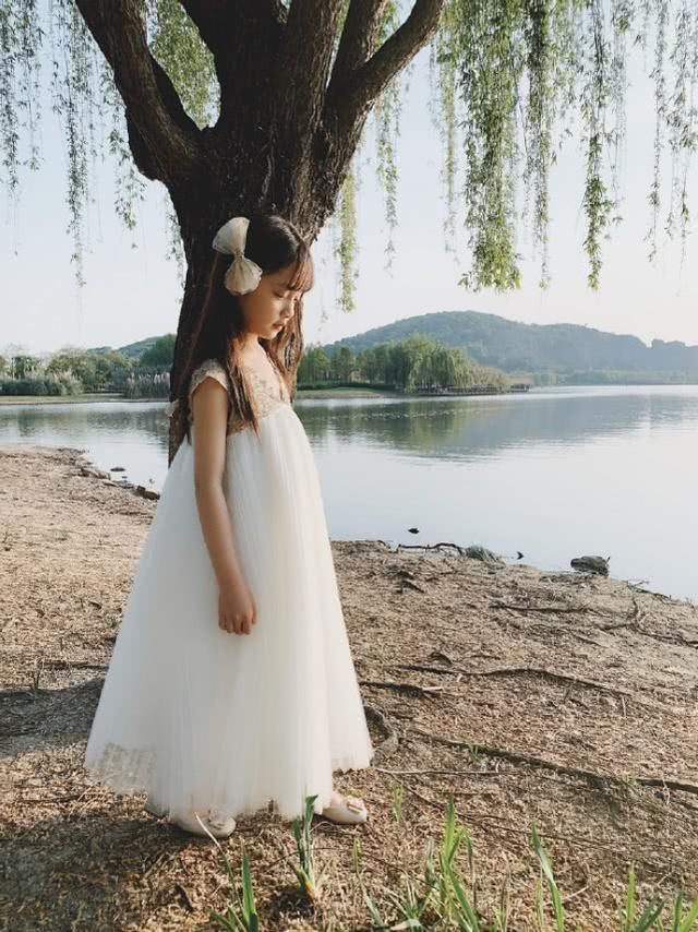 冯雪雅晒近照美得像个小天使，小姜生长大了美少女感十足