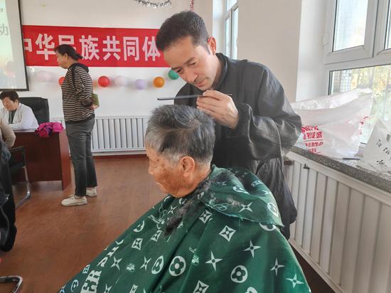 阜康：重阳秋色暖 敬老爱更浓