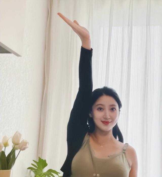 湖北90后空姐爱上大7岁英国大高个，未婚先孕，父母反对也要嫁！