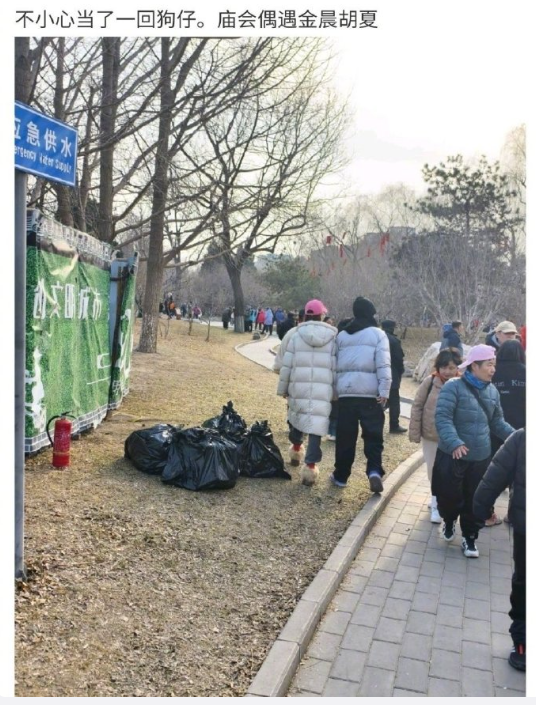 胡夏金晨恋情再添实锤,挽手遛狗同回女方家,为长辈带礼物被认可