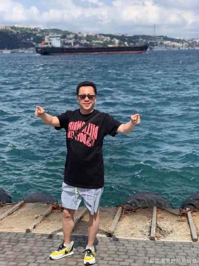 王晓蓉晒一家四口庆与王中磊银婚，从身后紧搂老公甜蜜满分